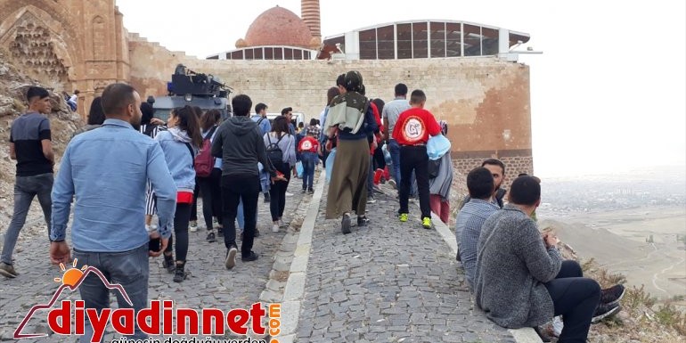 Gönüllü gençler İshak Paşa Sarayı çevresindeki çöpleri topladı