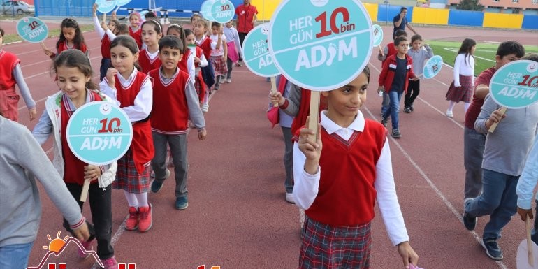Minik öğrenciler obeziteye dikkati çekmek için yürüdü